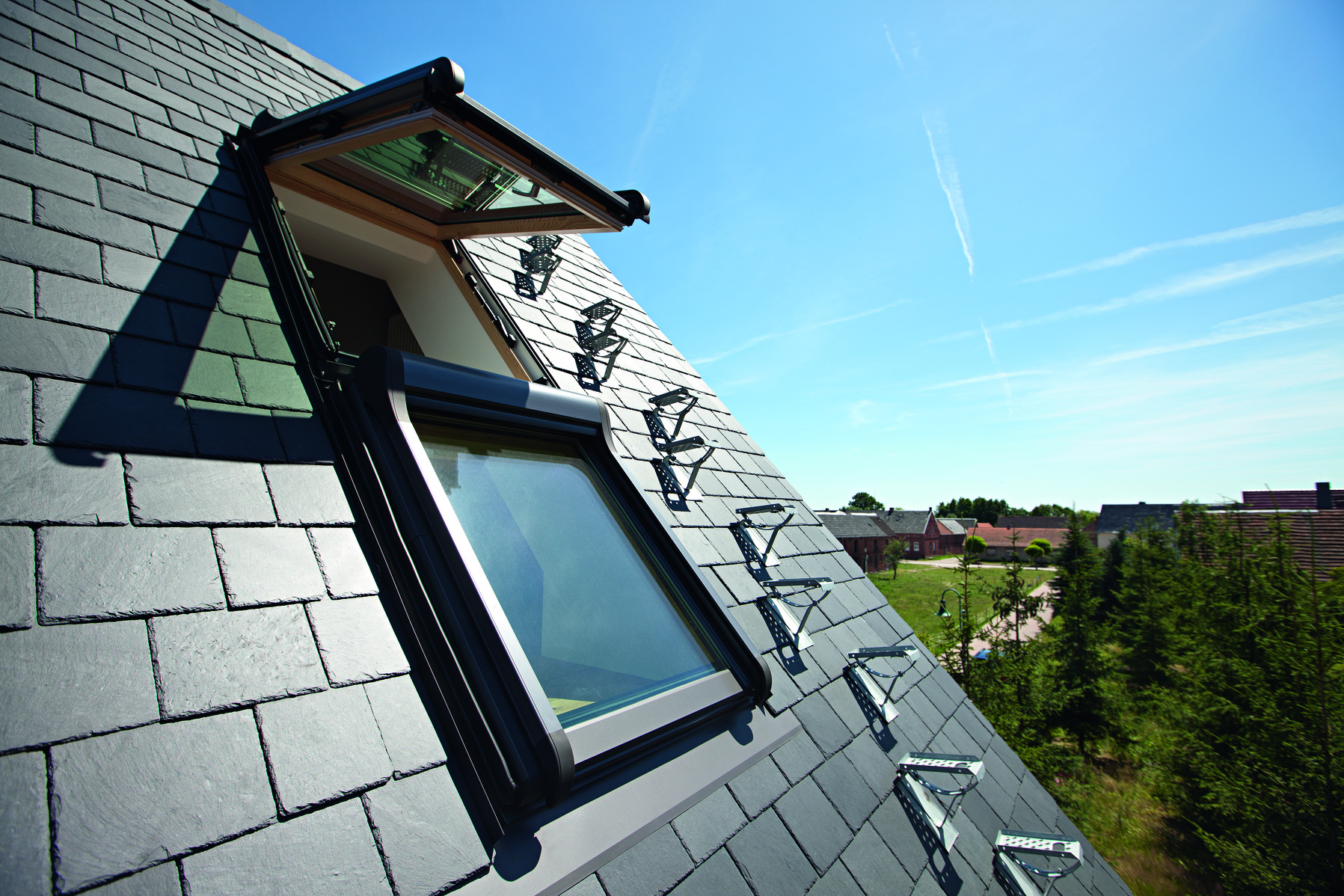 Roto Designo Klapp-Schwingfenster R8 Holz-807265M Schiefer, Fenster, Architektur, Gebäude, Dachfenster